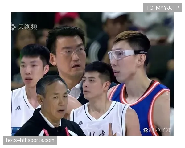 周琦这身高，打完球回家还得弯腰进电梯？