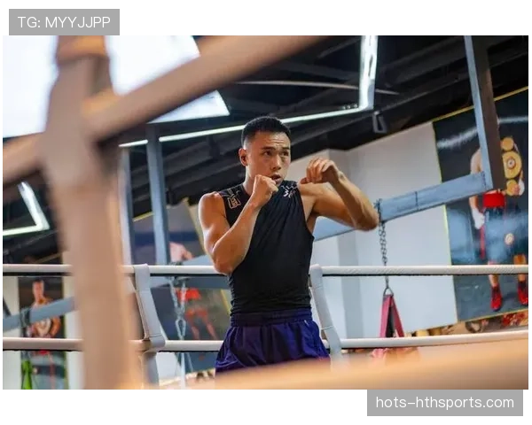 徐灿训练间隙剃了光头，感觉下一秒就能主演硬汉电影了！